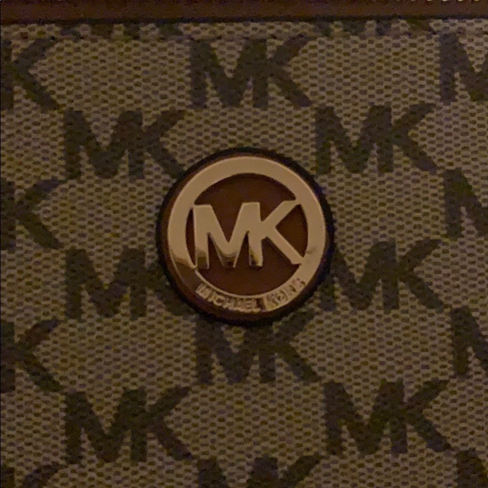 Michael Kors wristlet - Picture 3 of 3